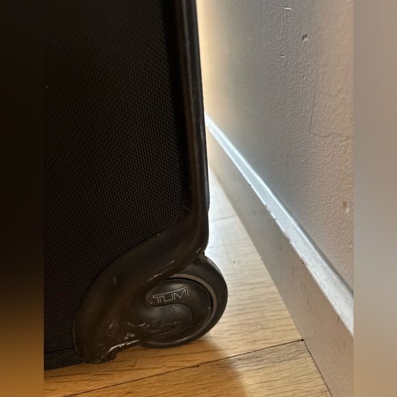 Tumi - 2 Wheel Expandable 22 inch - Picture 2 of 12
